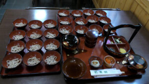 平泉わんこそば　駅前芭蕉館　大量のお椀が並ぶわんこそば?！